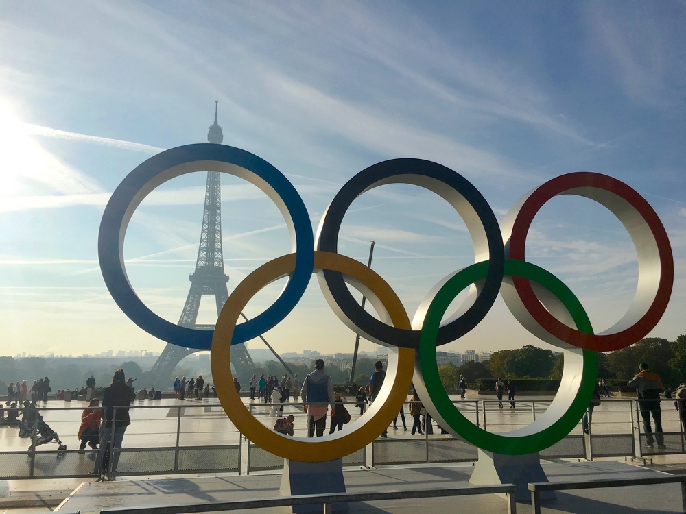 Les anneaux olympiques sur la place du Trocadero à Paris