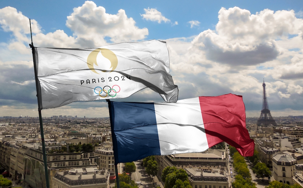 Vue sur Paris avec les drapeaux de la France et des Jeux olympiques de Paris