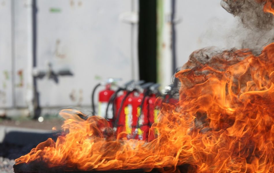 Canicule et risques d’incendie : quels dangers pour les locaux professionnels et comment protéger son entreprise ?